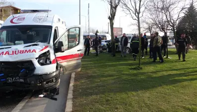 Ağır yaralı hamile kadını taşıyan ambulans ile hafif ticari araç çarpıştı: 5 yaralı