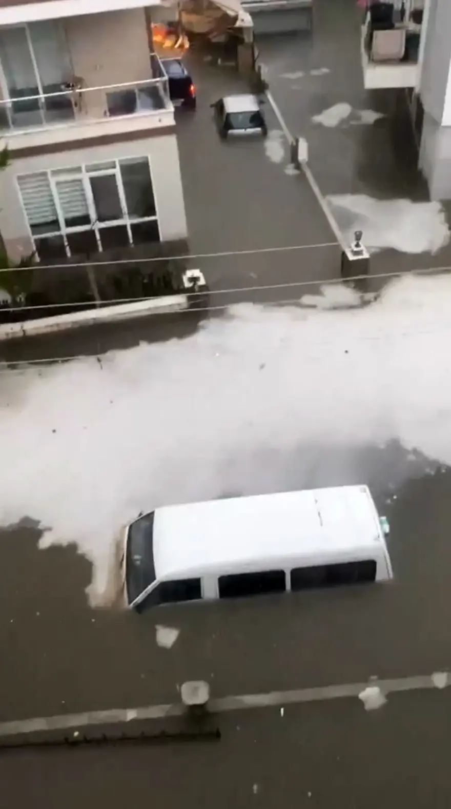 Antalya'da sel ve su baskını: 1 kişi yaşamını yitirdi, 3 ilçede okullar yarın da tatil (4 şehir için turuncu kodlu uyarı) 17