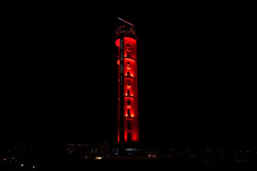 Birinci Meclis Binası ve Atatürk Cumhuriyet Kulesi Türk bayrağı renklerine büründü 9