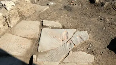 Assos'ta bir bebeğe ait 1300 yıllık ayak izleri bulundu