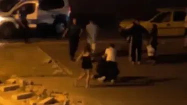 Gençlerin kavgası caddeyi boks ringine çevirdi