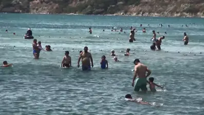 Denize girmek yasaklanmıştı: Anonslara aldırış etmediler