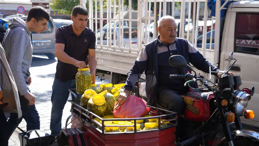 Tezgahta yerini aldı: Kilosu 100 lirayı buluyor 4 Tezgahta yerini aldı: Kilosu 100 lirayı buluyor 4