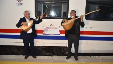 Doğu Ekspresi seferlerine başladı: İlk treni Karslı aşıklar karşıladı