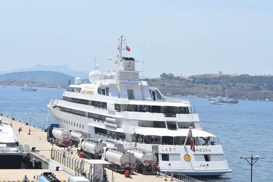 “Lady Moura”ya Bodrum’da 16 milyon liralık yakıt takviyesi |(Güvertesinde kumsal, içinde tam donanımlı hastane var) 3