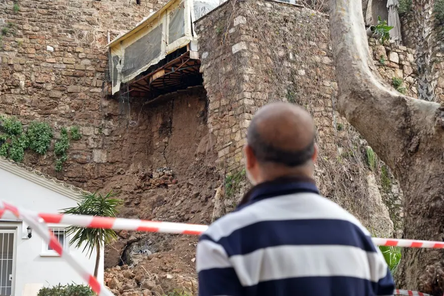 Tarihi Kaleiçi’ndeki surlar yıkıldı 4 Tarihi Kaleiçi’ndeki surlar yıkıldı 4