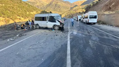 Şırnak'ta yolcu minibüsü ile hafif ticari araç çarpıştı: Çok sayıda yaralı