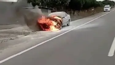 Seyir halindeki otomobil alev alev yandı