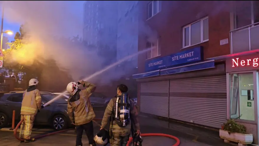 Ataşehir'de 14 katlı binada yangın 1