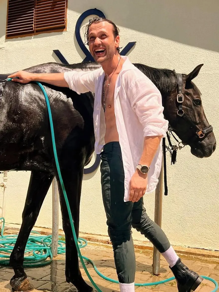 Aras Bulut İynemli'den atıyla yeni pozlar 4