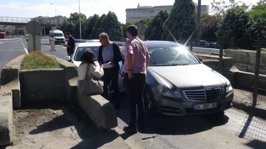 İnatçısürücüler aynı anda geçmeye çalıştıkları gişede sıkıştı 2 İnatçısürücüler aynı anda geçmeye çalıştıkları gişede sıkıştı 2