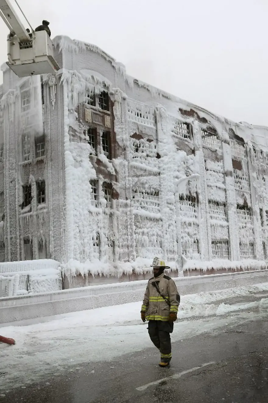 İtfaiyenin buzla mücadelesi 6
