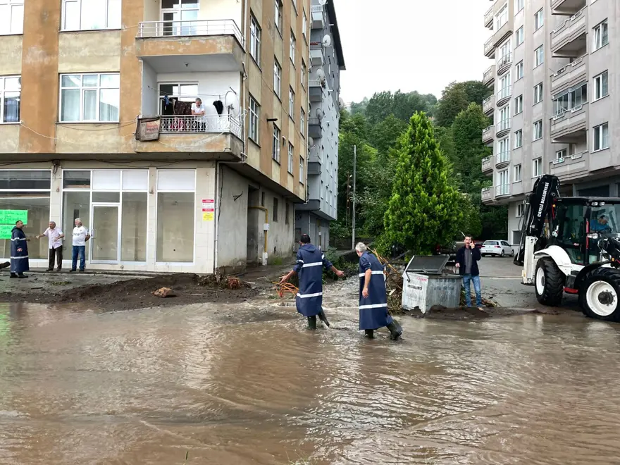 Rize'de sağanak ve heyelan: 11 ev boşaltıldı, karayolu çöktü 1