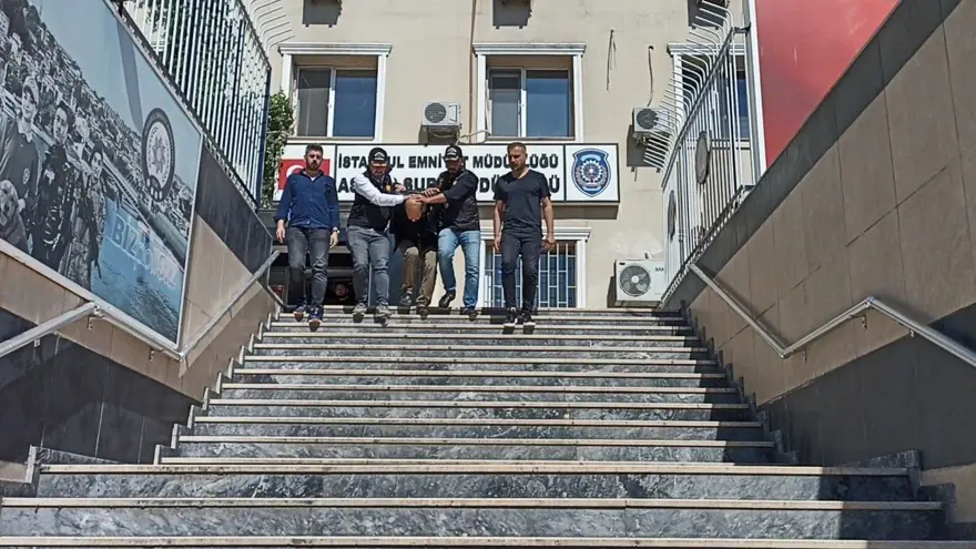 Pendik’teki vahşi cinayette sır perdesi: Luminol testi sonuçvermedi, tüm bıçaklar incelemeye alındı 5 Pendik’teki vahşi cinayette sır perdesi: Luminol testi sonuçvermedi, tüm bıçaklar incelemeye alındı 5