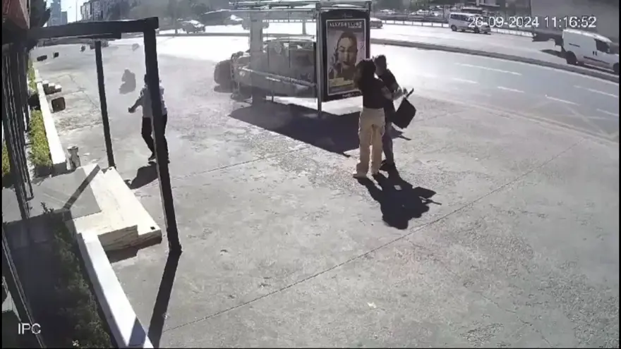 İstanbul'da otomobil durağa daldı İstanbul'da otomobil durağa daldı