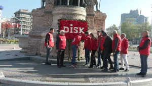 DİSK Taksim Cumhuriyet Anıtı'na çelenk bıraktı DİSK Taksim Cumhuriyet Anıtı'na çelenk bıraktı