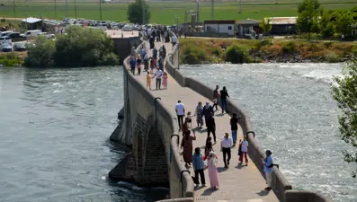 Tarihi köprüye bayramda ziyaretçi akını