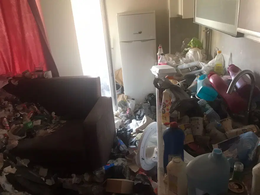 Kiracının terk ettiği evden kilolarca çöp çıktı 1