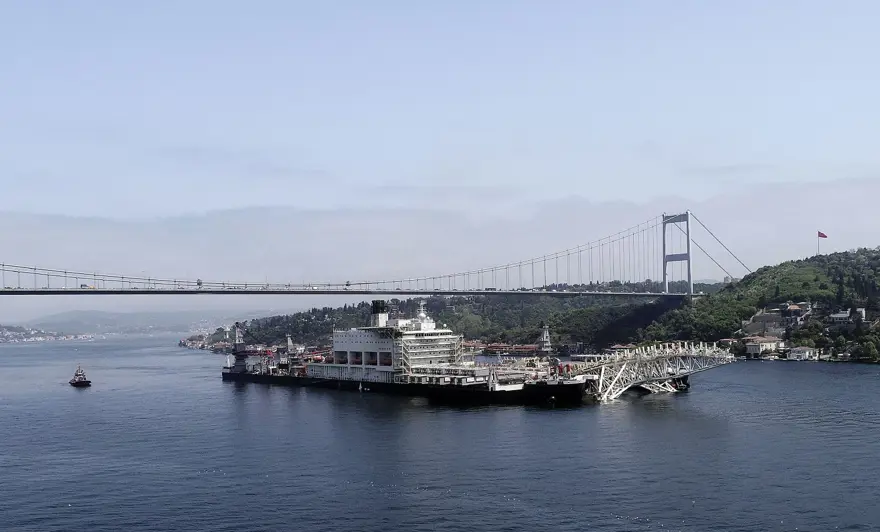 Pioneering Spirit, İstanbul Boğazı'ndan geçti 9