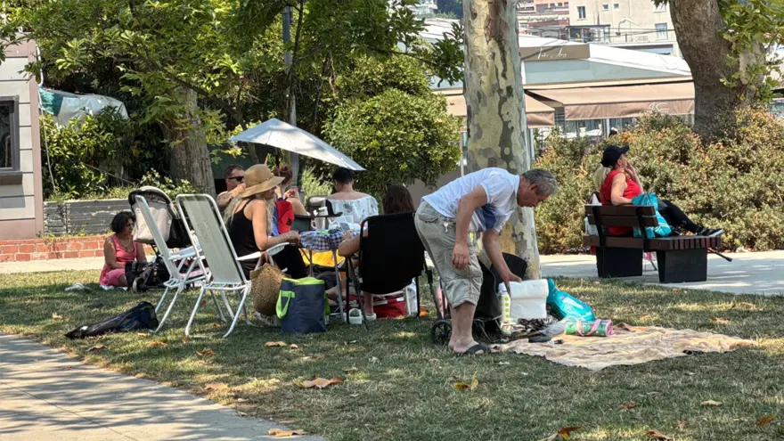 İstanbul'da sıcak hava bunalttı: Bebek sahiline akın ettiler 2