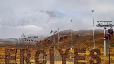 Erciyes'te iki mevsim, sarı ve beyaz bir arada