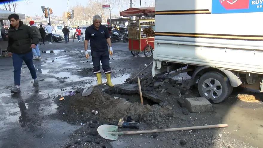 Eminönü'nde su borusu patladı 5