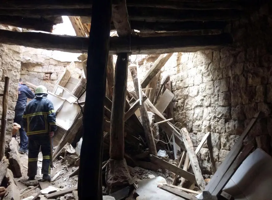Kayseri'de tadilat yapılan evin çatısı yıkıldı: 1 ölü, 2 yaralı 1