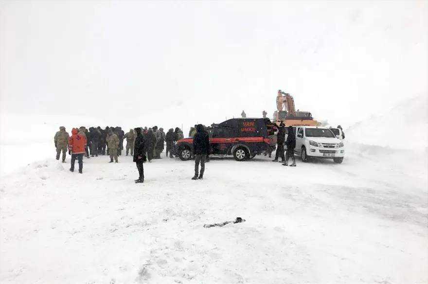 Van'da çığ felaketinin olduğu bölgeden fotoğraflar 16