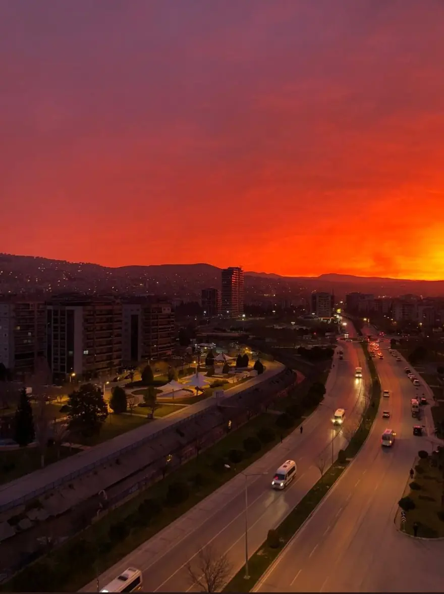 İzmir'de gökyüzü kızıla boyandı: Nedeni Sahra Çölü tozu | NTV Haber