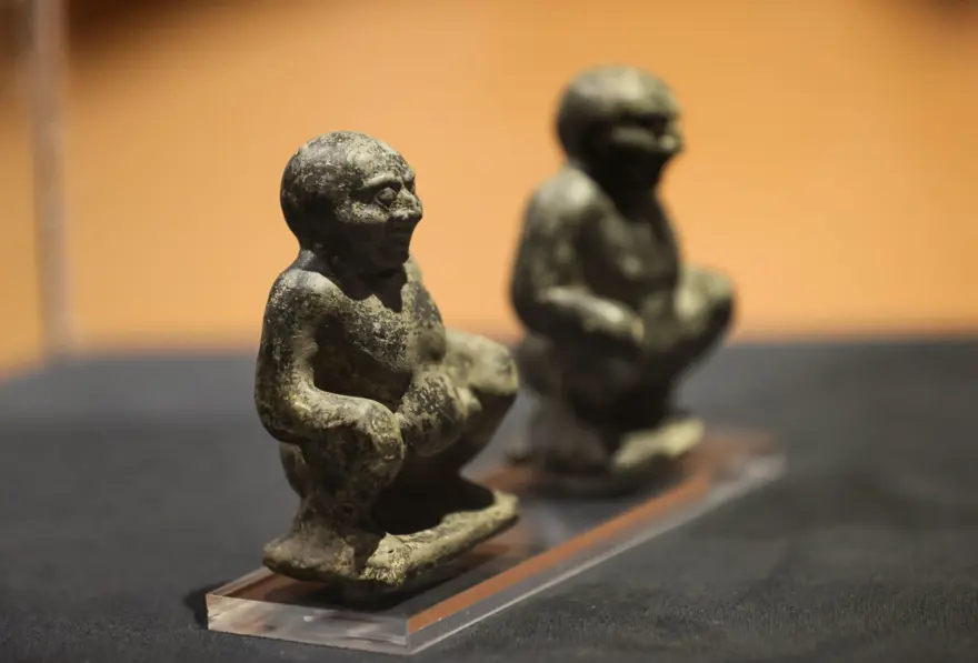 "Ölülerin kayıkçısı"nın heykelciği İzmir'de sergileniyor 7