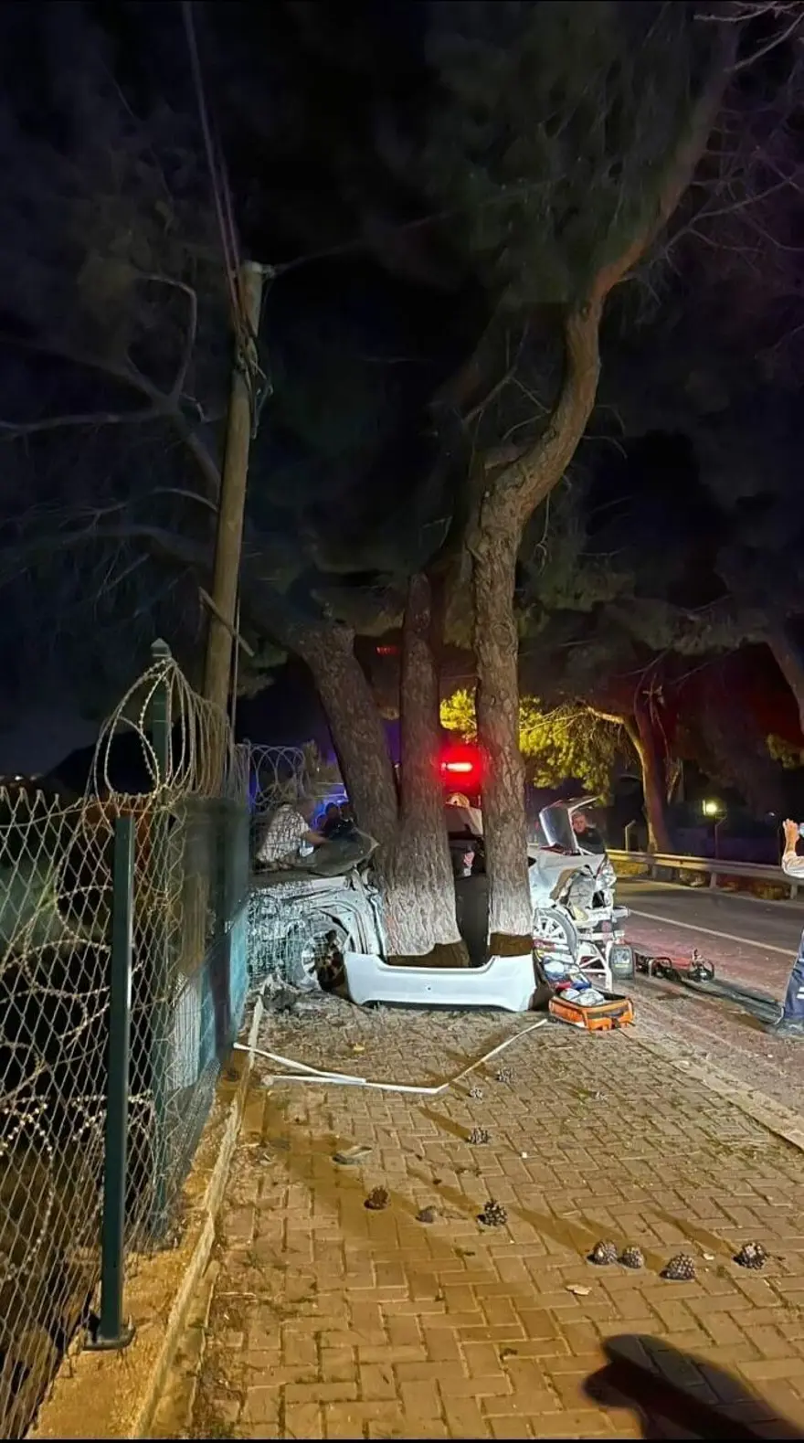 Urla'da feci kaza: Otomobil ikiye yarıldı, 2 kişi araçtan fırladı 7