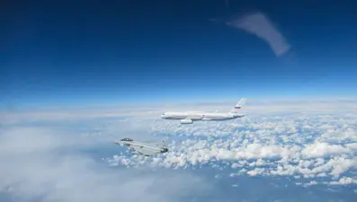 Havada tehlikeli yakınlaşma (İngiliz savaş uçakları Rus uçağını engelledi)