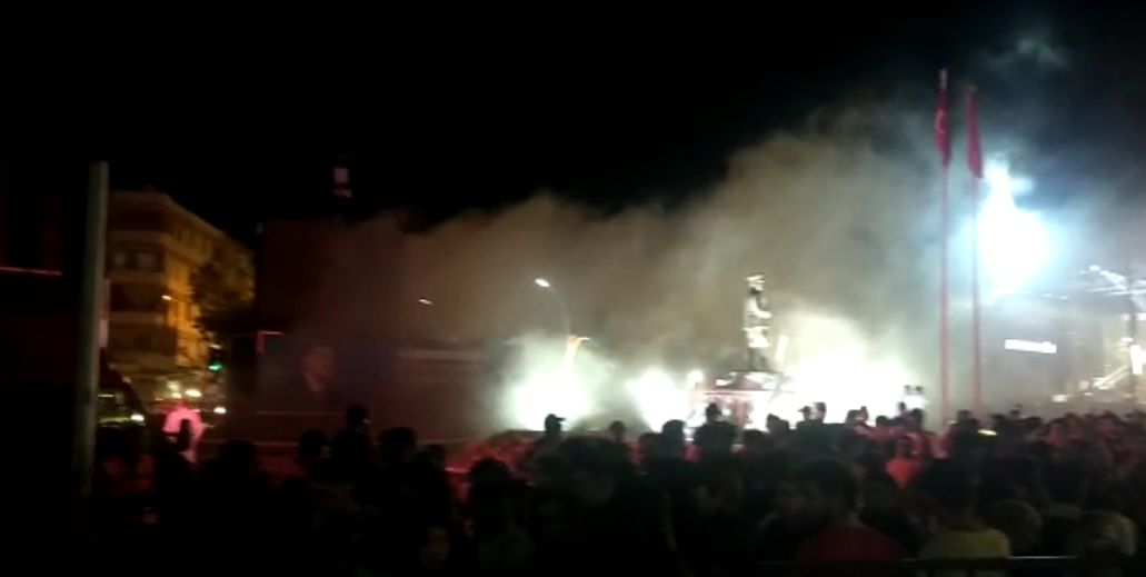 Cengiz Kurtoğlu konserinde yangın