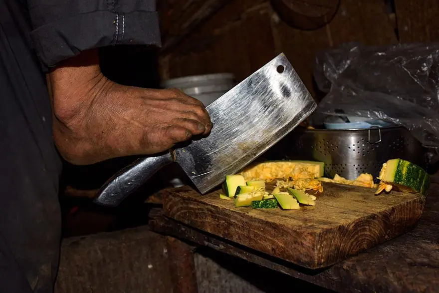Kolsuz adam hasta annesini beslemek için ayakları ile çalışıyor 3 Kolsuz adam hasta annesini beslemek için ayakları ile çalışıyor 3