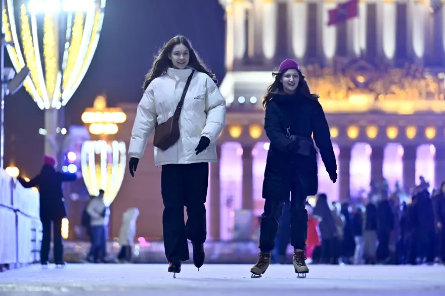 Buz pateni sezonu açıldı: 5 bin kişi aynı anda kayabilecek 