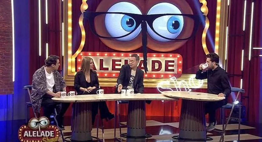 Serdar Ortaç’tan Alelade Show’da itiraf: Kızbanyoya indi, yatağın altında şişlik fark ettim Serdar Ortaç’tan Alelade Show’da itiraf: Kızbanyoya indi, yatağın altında şişlik fark ettim