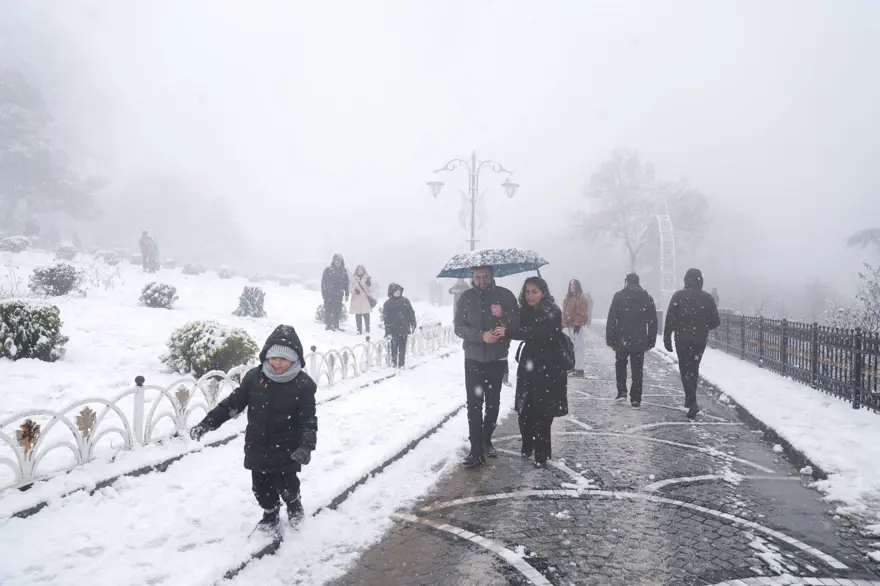 İstanbul'a 30 cm kar... Okullar tatil olabilir | Kandilli: Her yerde kar topu oynanacak 3