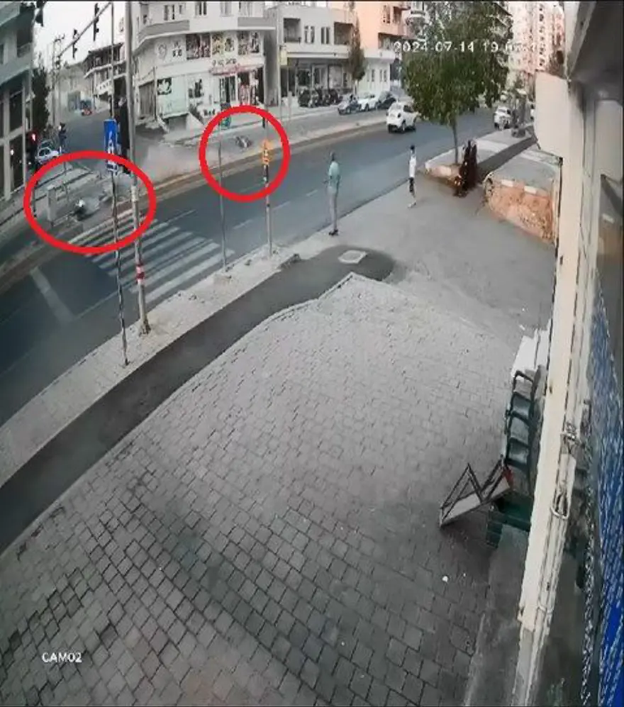 Metrelerce sürüklendiler: Motosiklet sürücülerinin feci kazası 6