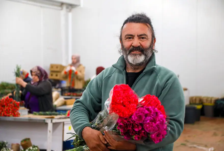 Sevgililer günü telaşı başladı: Antalya'dan 30 ülkeye çiçek ihracatı! En çok kırmızı karanfil satıldı 1