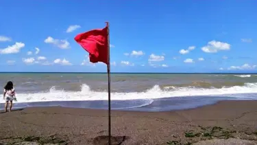 Kırmızı bayraklar çekildi! Ölümcül tehlike bugün de sürüyor, denize girmek yasak