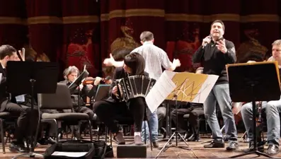 Arjantinli sanatçılar Aşık Veysel'in "Uzun İnce Bir Yoldayım" eserini Türkçe seslendirdi