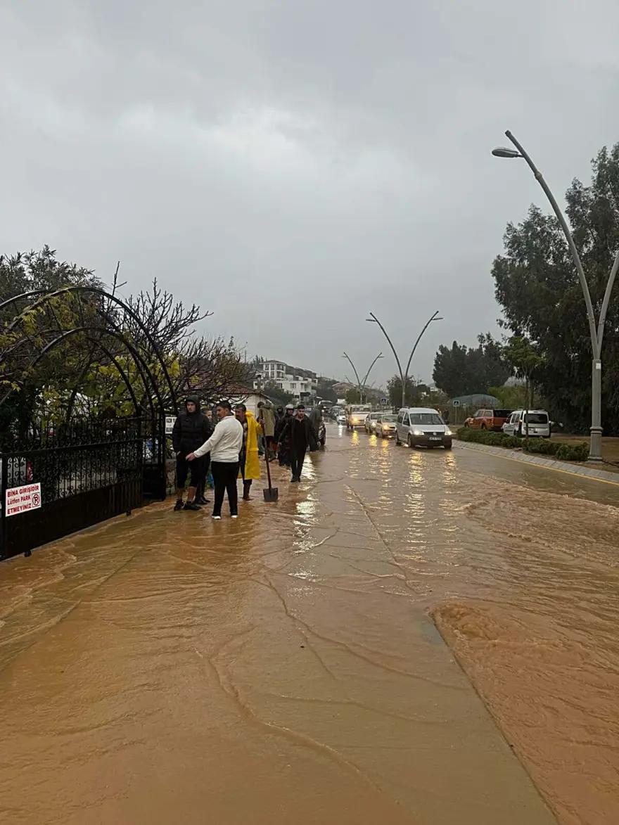 Datça'da sağanak nedeniyle dere taştı, ev ve iş yerlerini su bastı 1