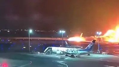 Tokyo'da iniş yapan uçağın patlama anı kamerada