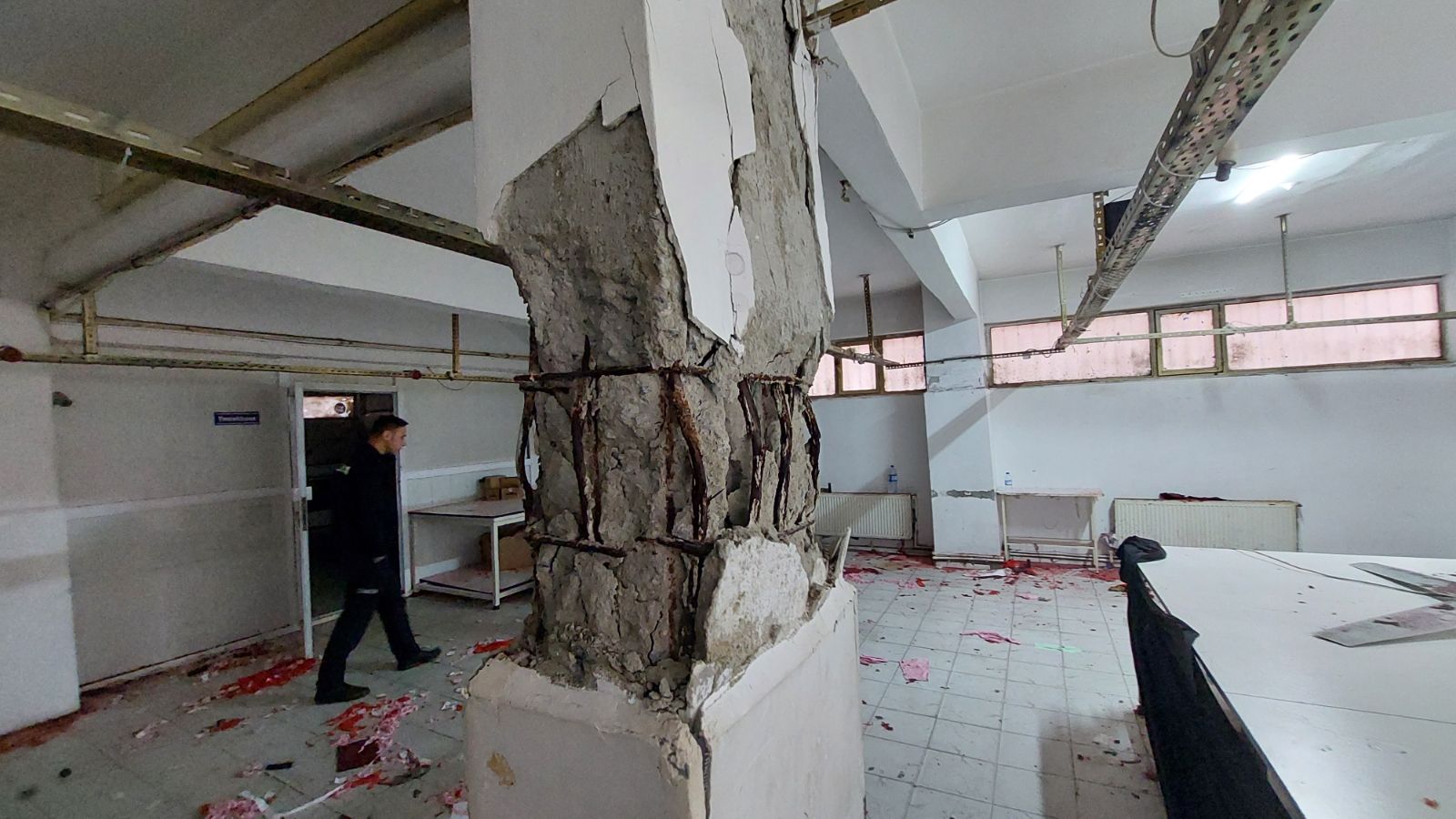 İstanbul'da 24 yıllık binanın kolonları patladı
