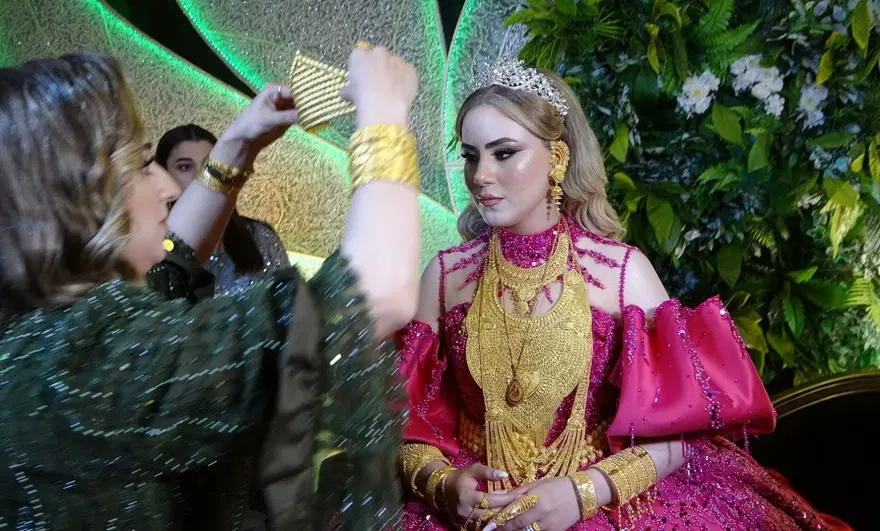 Van'da aşiret düğünü: Geline 3 kilo altın, damada 3 milyon TL takıldı 6 Van'da aşiret düğünü: Geline 3 kilo altın, damada 3 milyon TL takıldı 6