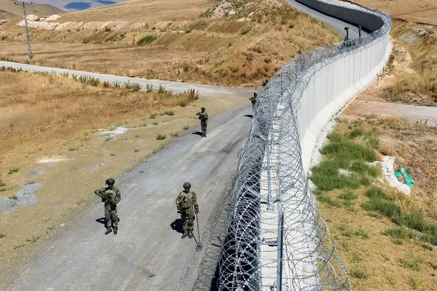 İran sınırına beton bariyer: 200 kilometresi tamamlandı 16 İran sınırına beton bariyer: 200 kilometresi tamamlandı 16