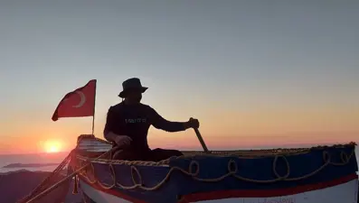 "Bulut denizi" için 2 bin 700 rakımlı yaylada kayık yaptı