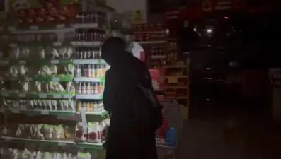 Erzincan'da elektrik kesildi, telefon ışığıyla alışveriş yapıldı