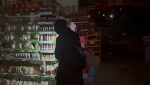 Erzincan'da elektrik kesildi, telefon ışığıyla alışveriş yapıldı