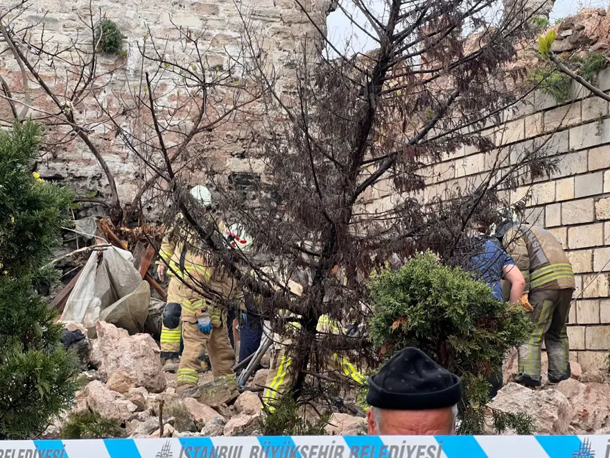 Fatih'te tarihi surlarda çökme: Enkaz altında kalan bir kişi hayatını kaybetti 